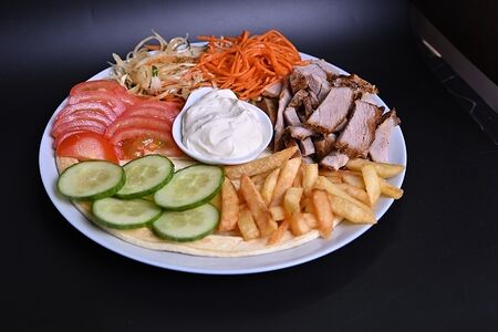 Шаурма на тарелке свинина