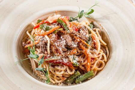 Спагетти с говядиной и овощами