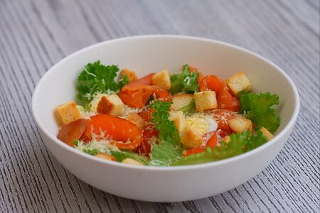 Салат Цезарь с лососем