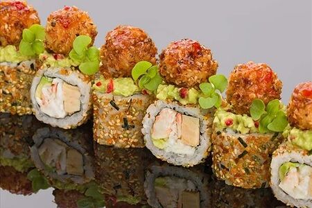 Ролл из хрустящей креветки, камчатского краба с сыром филадельфия