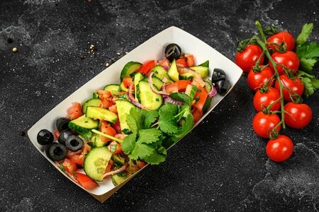 Салат со свежими овощами и маслинами