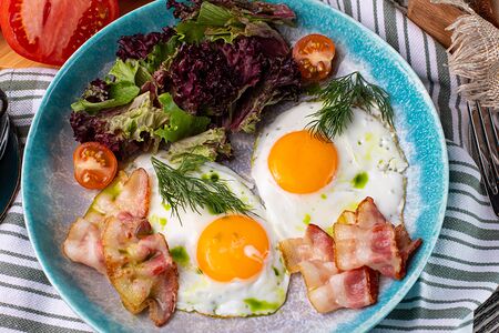 Глазунья с беконом и гренкой