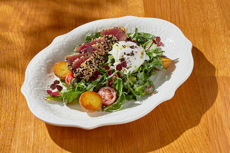 Салат с тунцом и соусом тоннато