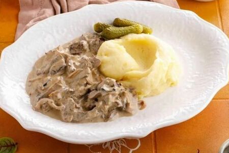 Бефстроганов с пюре и солеными огурчиками