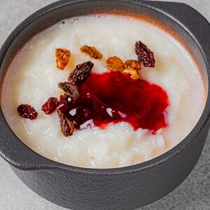 Каша рисовая с изюмом и вишнёвым соусом 