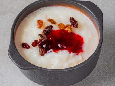 Каша рисовая с изюмом и вишнёвым соусом 