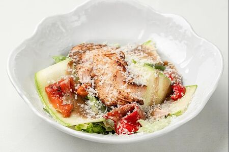 Теплый салат с индейкой и соусом из аджики и унаги