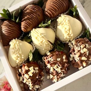 Клубника в белом и молочном шоколаде набор 05