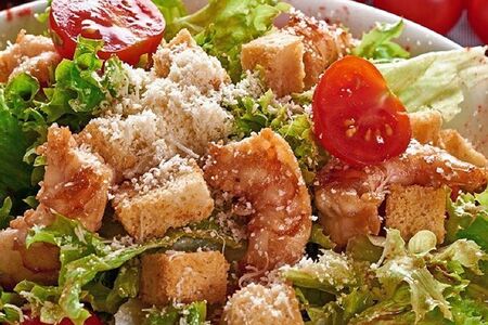 Салат цезарь с креветкой