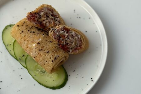 Блины с беконом и вялеными томатами