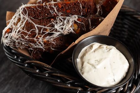 Гренки с чесноком и сыром