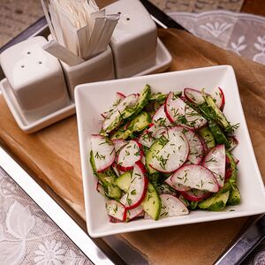 Салат огурцы с редисом и душистым маслом