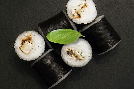 Маки с угрем