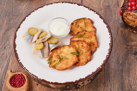 Драники с сельдью и маринованным огурцом