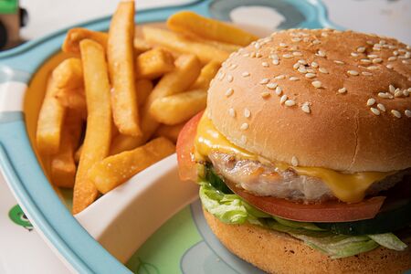 Чизбургер с куриной котлетой и картофелем фри