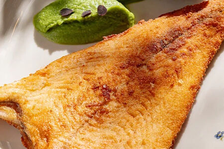 Камбала с пюре из зеленого горошка и соусом Кафе де Пари