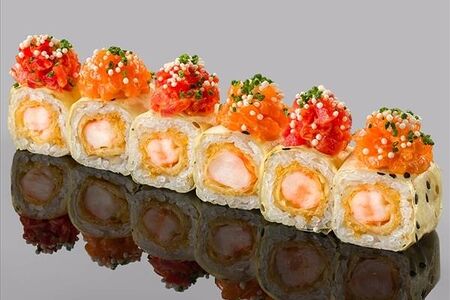 Ролл в маменори с креветкой темпура, тунцом, лососем и соусом спайси