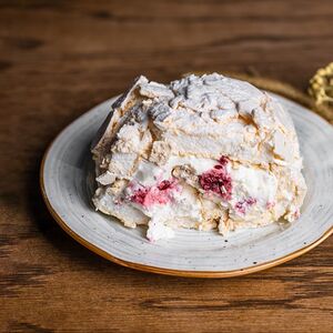 Меренговый рулет с малиной