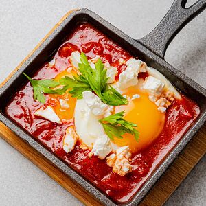 Шакшука с сыром фета и зеленью