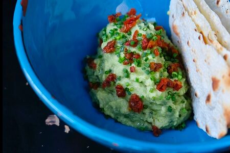 Гуакамоле c пшеничными лепёшками