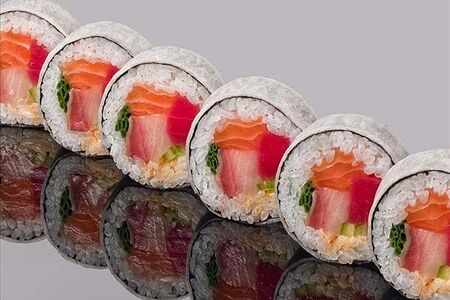 Ролл из тунца еллоуфин, лосося, лакедры, перца чили с соусом спайси