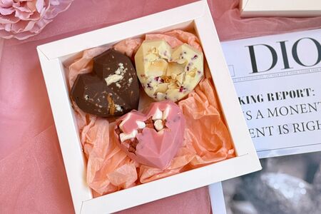 Набор шоколадных сердец из трех видов шоколада