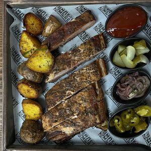 Копченое ребро поросенка с запеченым картофелем с розмарином L