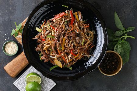 Бататовая лапша с говядиной и овощами