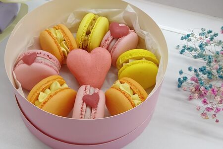  Ассорти макарон с сердечками на день Влюблённых