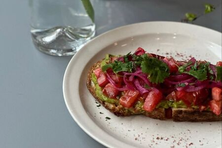 Тост с форелью, гуакамоле и томатной сальсой