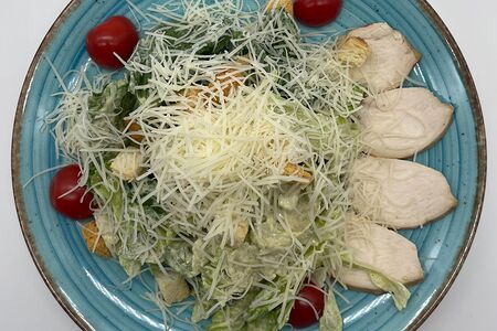 Салат Цезарь с филе цыпленка