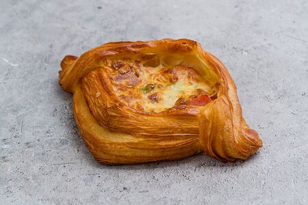 Даниш с ветчиной из индейки с сырной заливкой