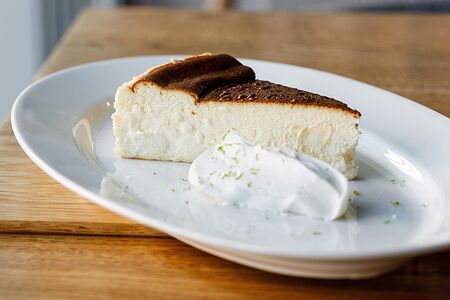 Чизкейк Сан-Себастьян с козьим сыром 