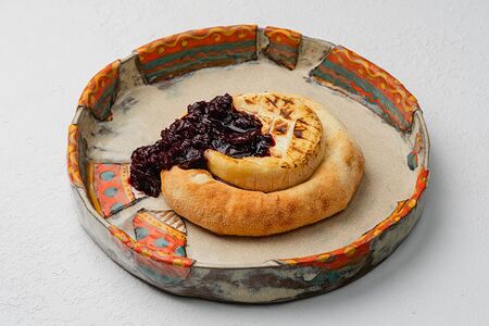 Запеченный бри с вишней