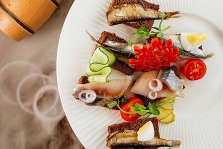 Ассорти мини-бутербродов с рыбой