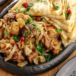 Сковородка с хрустящими шкварками, свининой и золотистым лучком