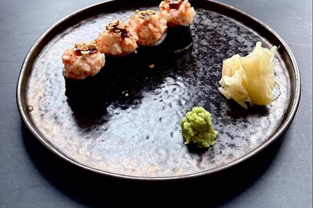 Ролл с лососем и гребешком