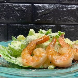 Салат Цезарь с тигровыми креветками