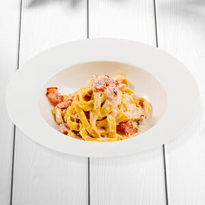 Карбонара с копченым беконом и сливочно-яичным соусом