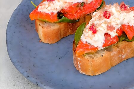 Брускетта с печеными перцами и сыром страчателла