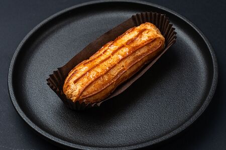 Эклер классический с кремом патисьер