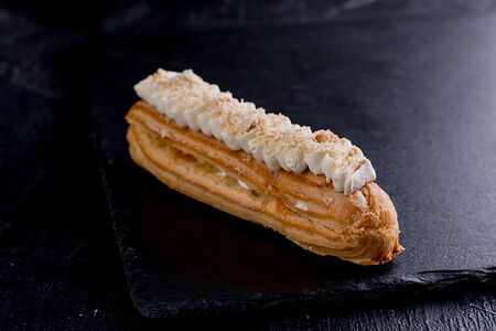 Эклер с кофейно-карамельной начинкой