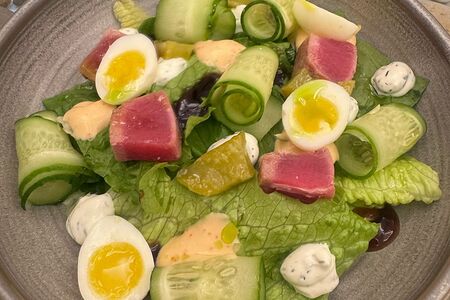 Листья салата с тунцом и спайси-соусом