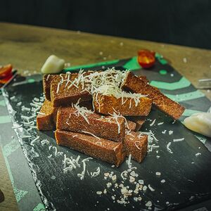 Хрустящие гренки под пармезаном