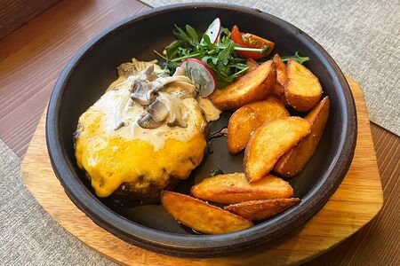 Бифштекс с картофелем и грибным соусом