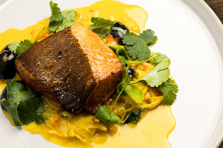 Мурманский палтус, запечённый с луком-порей в апельсиновом соусе
