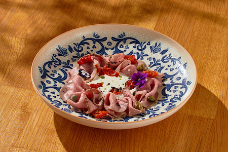 Вителло тоннато с черри- конфи