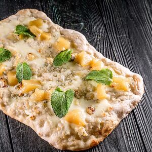 Римская пицца с грушей и горгонзолой