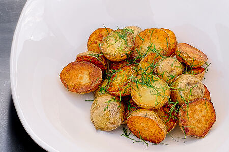 Обжаренный картофель с травами и чесноком