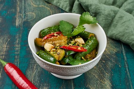 Битые огурцы с соусом Сладкий чили